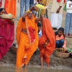 छठ पर्वको मुख्य दिन: अस्ताउँदो सुर्यलाई अर्घ दिई पर्व मनाईंदै